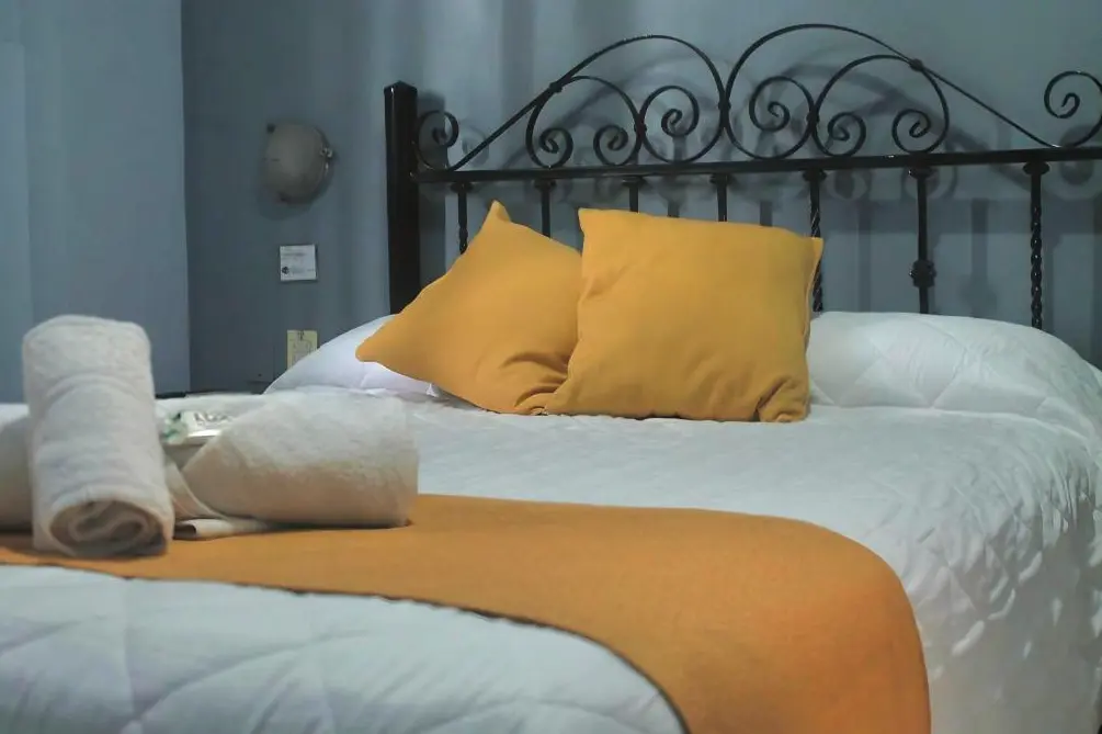 Hotel Sienna cama doble con toallas