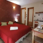 Hotel Xumec cama doble con toallas