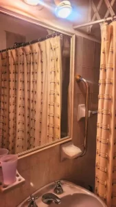 Departamento Colón y Olavarría espejo del baño