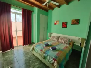 Departamentos Los Nietos cama doble con toallas