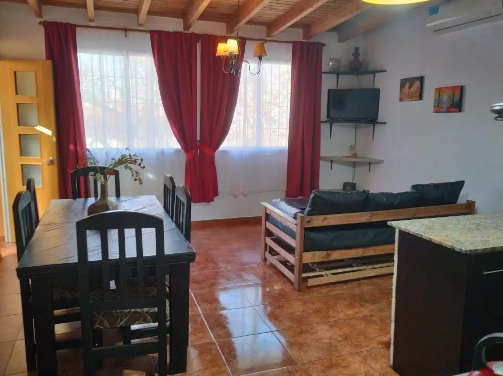 Departamentos Los Nietos mesa de comedor