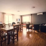 Hostel Chill Inn mesas para comer