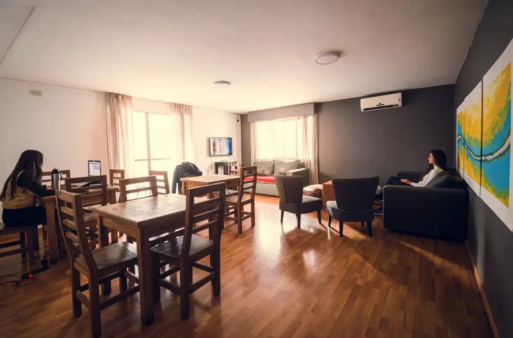 Hostel Chill Inn mesas para comer