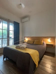 Hostel Mora cama doble con toallas