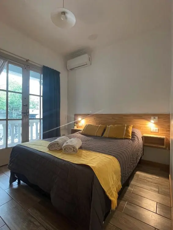 Hostel Mora cama doble con toallas