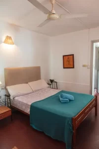 Hostel Pituco cama doble con toallas