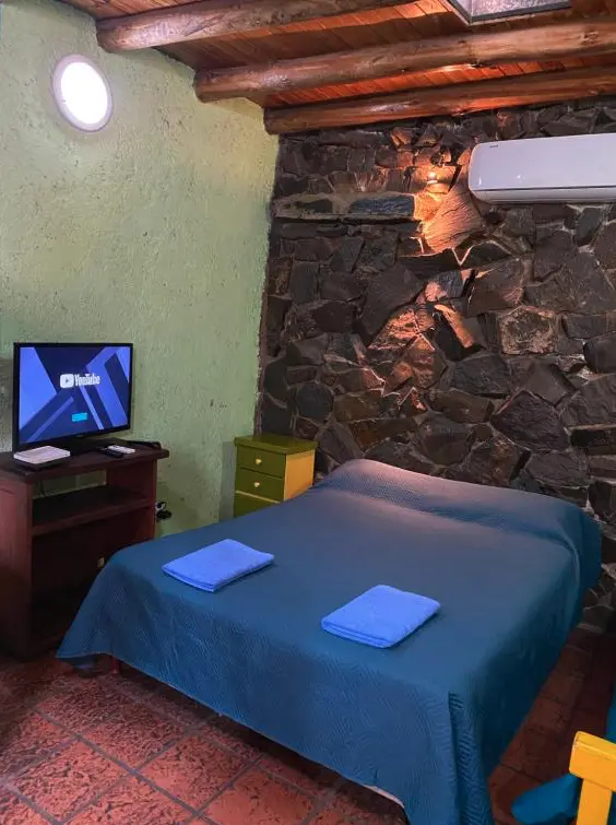 Hostel Ruca Potu cama doble con toallas