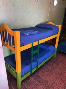 Hostel Ruca Potu cucheta con toallas