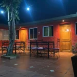 Hostel Ruca Potu mesas afuera