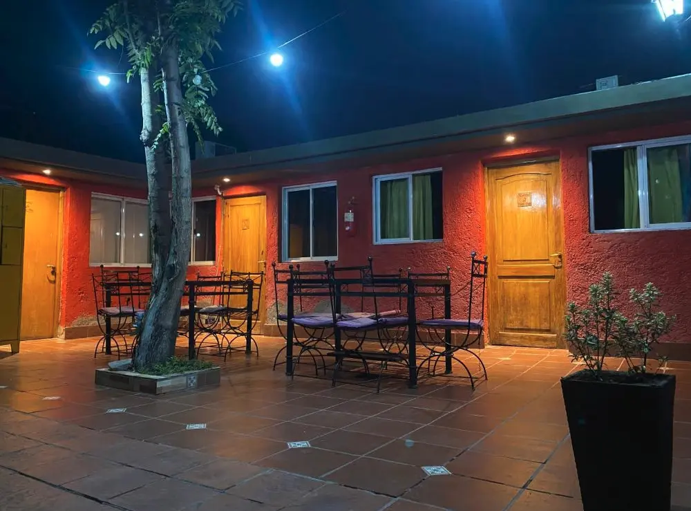 Hostel Ruca Potu mesas afuera